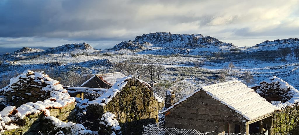 adsamo com neve vista da aldeia